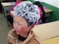 頭は凍り付き、手はあかぎれだらけ。極寒の中往復9キロの道のりを薄着で通学する中国の小学生