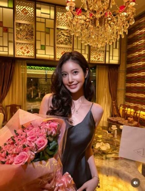 “令和の峰不二子”阿部なつき、華麗なドレス姿で26歳誕生日を報告「大人の色気が…」(1ページ目) - デイリーニュースオンライン