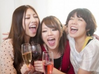 女友達と盛り上がりすぎに要注意！　男性に「ウザい！」と思われる女子グループにありがちな言動って？