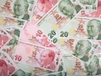 貧しい地域の人々が抱える借金を完済し、現金入りの封筒を置くトルコのロビン・フッド。それが誰なのかは誰も知らない。