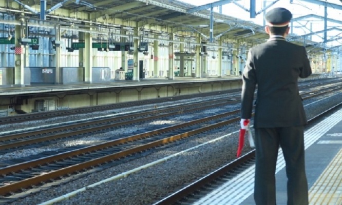 「海で拾った貝殻を、電車の中に忘れちゃった」　悲しみに泣く女の子のために...駅員＆車掌の優しさに感動
