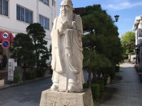 この像は？（写真はすべてJタウンネット編集部撮影）