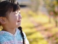「片手に息子が乗ったベビーカー、もう片方には荷物と娘。長い階段の前で立ち尽くす私に、若い女性が...」（山口県・40代女性）