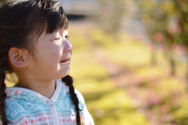 「片手に息子が乗ったベビーカー、もう片方には荷物と娘。長い階段の前で立ち尽くす私に、若い女性が...」（山口県・40代女性）