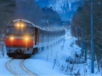 特急列車で涙ぐんでいたら...（画像はイメージ）