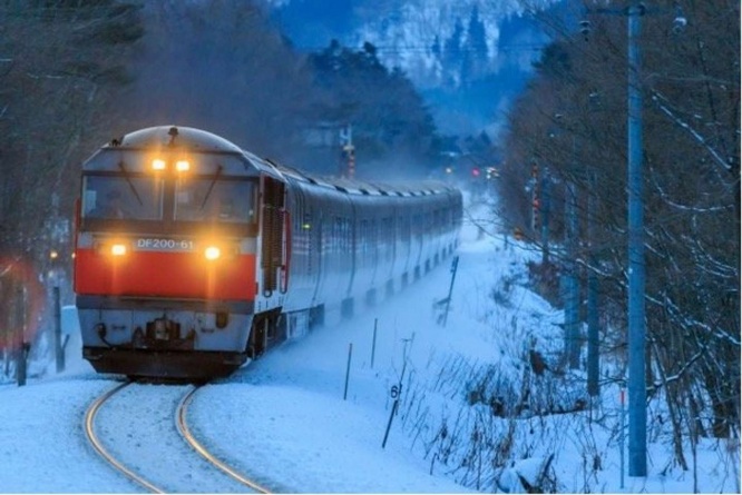 特急列車で涙ぐんでいたら...（画像はイメージ）