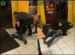 酒は飲んでも飲まれるな！　暴れる酔っ払いにブチ切れた人が鉄拳制裁をカマす