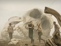 地獄のアイランド！　トム・ヒドルストン主演『キングコング 髑髏島の巨神』衝撃の特報映像解禁で巨大なコングが登場！