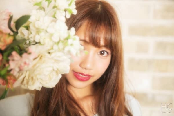 花を持つ笑顔の女性