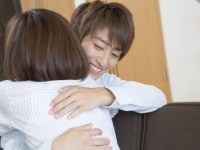好きすぎるっ！　男性が彼女を「ハグしてるとき」に考えてること4つ