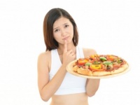 ダイエット時の空腹、みんな「何を食べて」しのいでる？