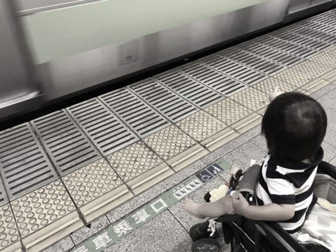ベビーカーを押して満員電車に乗ることに...（画像はイメージ）
