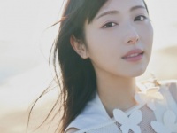 “大人エモい”からナチュラルまで。浜辺美波の“いま”を詰め込んだカレンダー発売