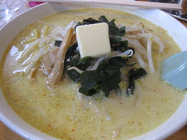 味噌カレー牛乳ラーメン（Khoshi3さん撮影、Wikimedia Commonsより）