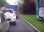 おそロシア。突然道路脇から泥水が地上１０メートルの高さまで噴き出す。