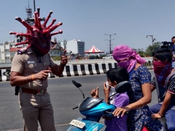 外出しているやつはいねがー？なまはげテイストで登場するコロナウイルスマスクをかぶった警察官（インド）
