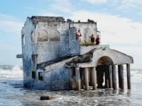 いったいなぜ？浜辺に突如現れたまま時を刻む、廃墟ホテルの謎