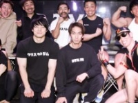 (上段左から)おたけ、ワッキー、太田隆司、ノリ、横川尚隆 (下段左から)マヂカルラブリー・野田クリスタル、青木マッチョ、松本勇馬、レイザーラモンHG