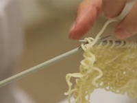 なぜ編んだし？淡々とインスタントラーメンを棒針編みしていく動画