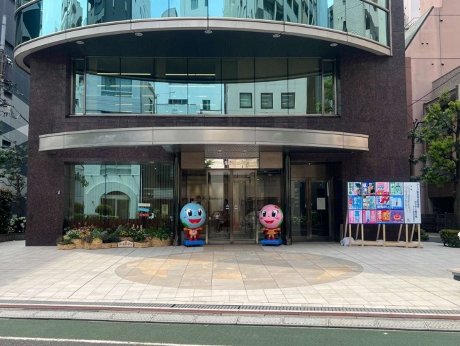 アース製薬本社前にドーン!
