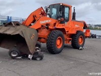 ボッコボコにしてやんよ。違法改造車両を重機で叩き潰すニューヨーク市警