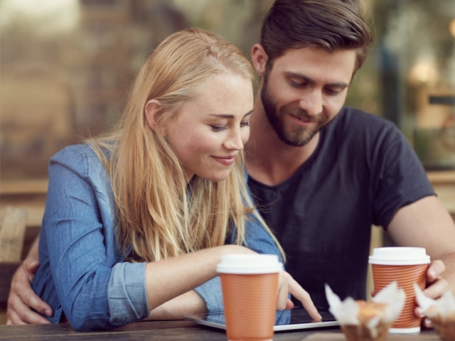 カフェで語り合うカップル