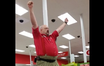 年に1度の特売セールに備えるアメリカのホームセンター店長によるスピーチが燃える