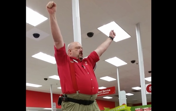 年に1度の特売セールに備えるアメリカのホームセンター店長によるスピーチが燃える