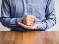 ​Yシャツの襟にベビーパウダーをはたくことで汚れがつきにくくなる