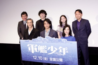 （前列左から）加藤雅也、劇団EXILE・佐藤寛太、大塚寧々、（後列左から）赤井英和、濱田龍臣、山口まゆ、YukiSaito監督
