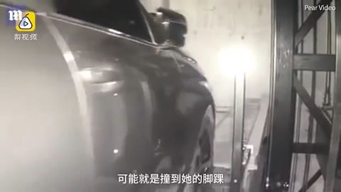 中国の女性　駐車場の中に