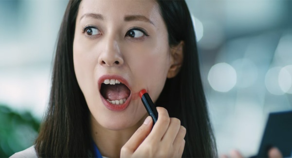 フツーのOLが社長に一発逆転！？ 人気カードゲームの日本版CMが海外で話題に