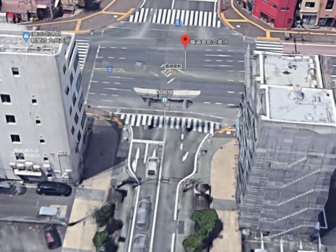 交差点の航空写真(C)Google