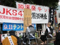 東京の中心に僧侶の集団が