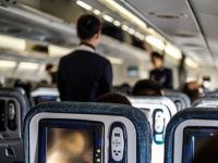 「飛行機で泣き叫び続ける3歳の息子。ようやく眠ったところで、斜め前の男性客が振り返り...」（都道府県・年齢性別不明）