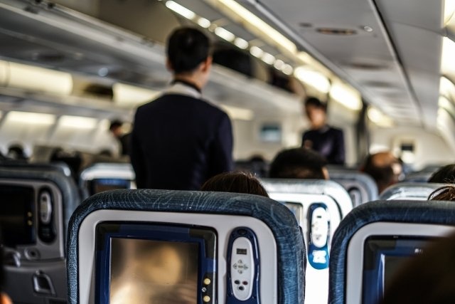 「飛行機で泣き叫び続ける3歳の息子。ようやく眠ったところで、斜め前の男性客が振り返り...」（都道府県・年齢性別不明）