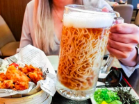 ビールジョッキにラーメン！？カナダの日本料理店が生み出した「ビールラーメン」のビジュアルがものすごい件