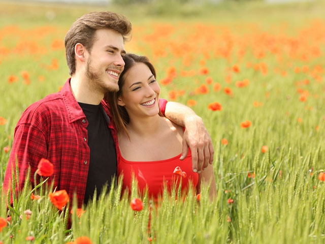 花畑にいるカップル