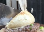 【アメリカ】特性ソースが噴出する、パワフルなハンバーガーが登場！