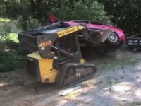 車を覗き込んだら愛娘がコトの最中・・・ブチギレた父親が車をブルドーザーで破壊