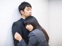 怖くて手を出せない……職場恋愛に向いてない女性の特徴4選