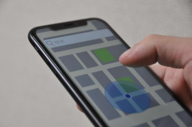 スマホを使って道案内(画像はイメージです)