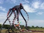 【マジかよ】シンガポールの空に浮かぶ“タコとイカ”を見た瞬間、目がテンに…