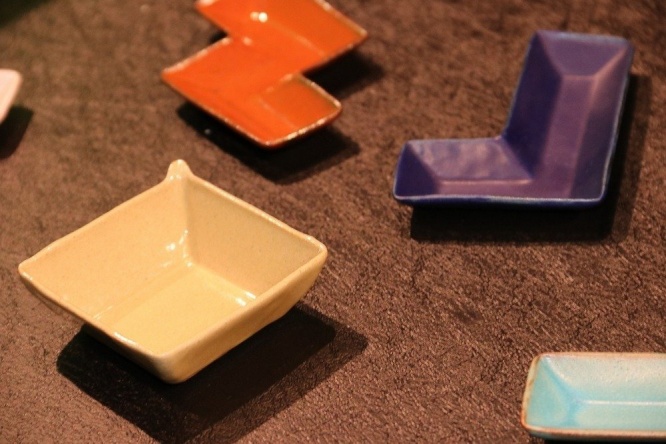 テトリスブロックの形をしている茨城の笠間焼。税抜1800円（Tetris（R）＆（C）1985～2018 Tetris Holding.）