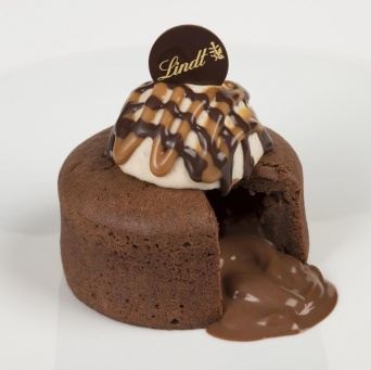 「リンツ フォンダン オ ショコラ バナーヌ」（皿盛りデザート）