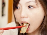 ランチはNG！　口臭を気にして躊躇する食べ物4つ