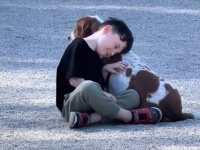 引力は最強だった。見知らぬ犬と少年が出会った瞬間から離れられない仲となる