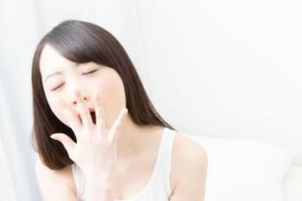 大あくびにくしゃみ、油断しきった寝顔……男性が「思わず見てみぬフリした」女性のカオ5選