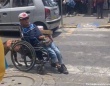 心温まる瞬間。犬が飼い主の車椅子を押し道路を横断