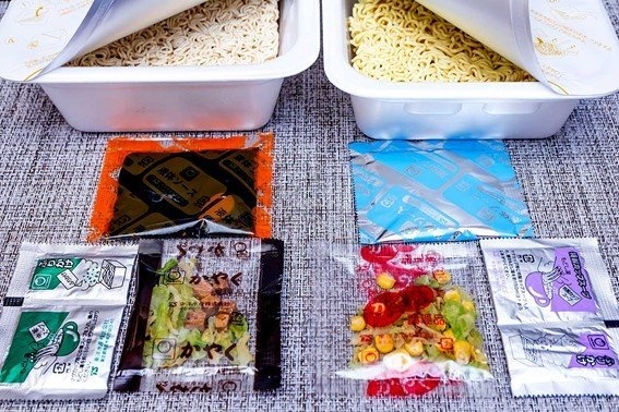 「ちょっと濃いめ」(左)と「札幌みそラーメン風」(右)の内容物